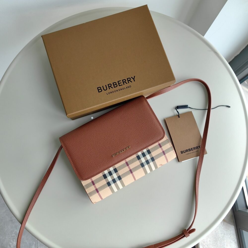 Burberry 3240609731 - Image 3